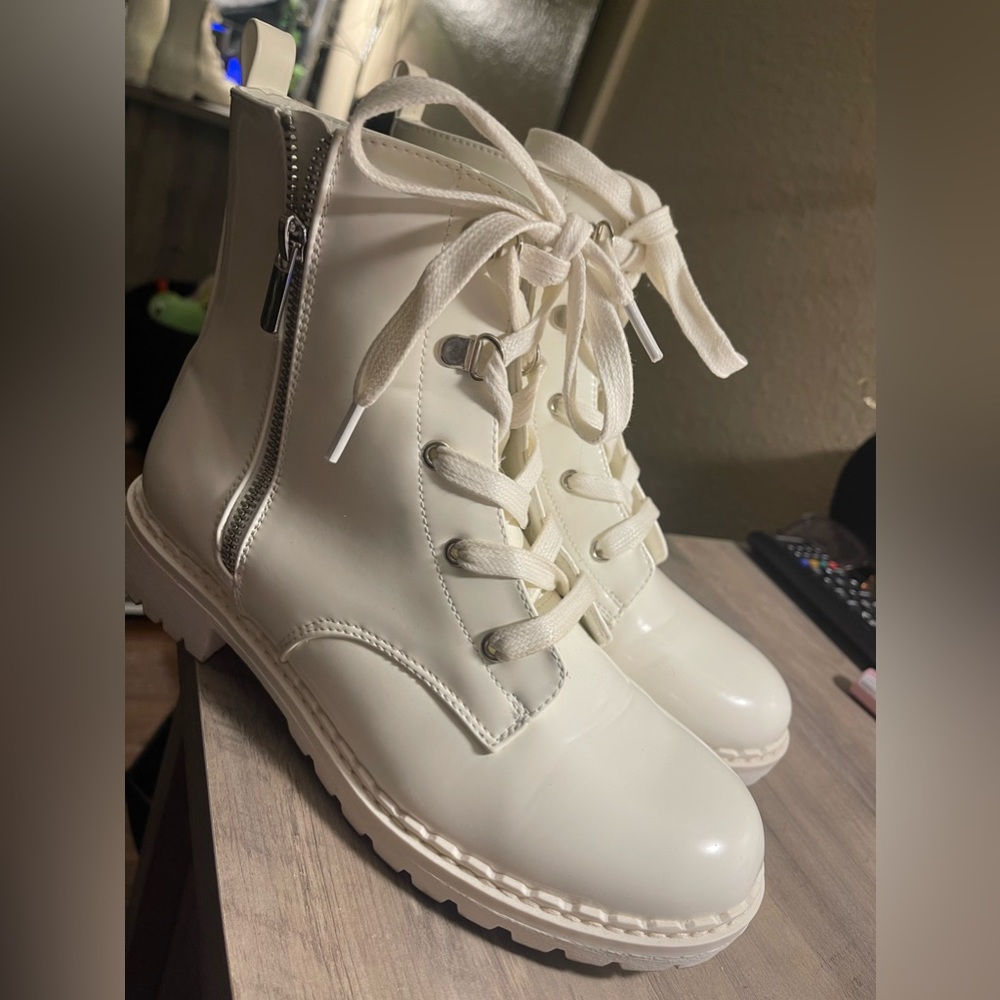 White shoe dazzle boots size 7.5